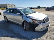 ✅ 2013 Buick LaCrosse Leather • VIN: 1G4GC5E35DF265047 • Lot: 55631635. Wystawiony na Copart z przebiegiem 103 520 mil. Bezpłatny archiwum sprzedaży aukcyjnych z USA i szczegółowy raport historii pojazdu na DreamBid. Zdjęcie 4.