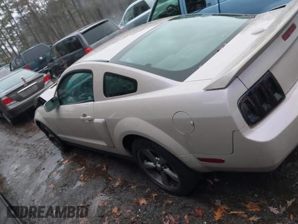 ✅ 2007 Ford Mustang GT Deluxe • VIN: 1ZVFT82H475229276 • Lot: 43815184. Listed on IAAI with 25,491 mi. Free auction sales archive from the USA and detailed vehicle history report at DreamBid. Image 14.