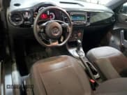 ✅ 2014 Volkswagen Beetle Entry • VIN: 3VWFP7AT5EM604684 • Lot: 91431135. Wystawiony na Copart z przebiegiem 137 891 mil. Bezpłatny archiwum sprzedaży aukcyjnych z USA i szczegółowy raport historii pojazdu na DreamBid. Zdjęcie 8.