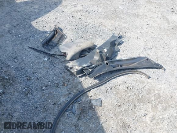 ✅ 1998 Lincoln Town Car Signature • VIN: 1LNFM82W8WY688852 • Lot: 42365729. Listed on IAAI with 194,232 mi. Free auction sales archive from the USA and detailed vehicle history report at DreamBid. Image 12.