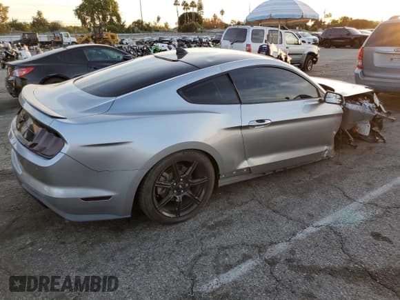 ✅ 2020 Ford Mustang EcoBoost Premium • VIN: 1FA6P8THXL5176668 • Lot: 92401365. Wystawiony na Copart z przebiegiem 108 714 mil. Bezpłatny archiwum sprzedaży aukcyjnych z USA i szczegółowy raport historii pojazdu na DreamBid. Zdjęcie 3.