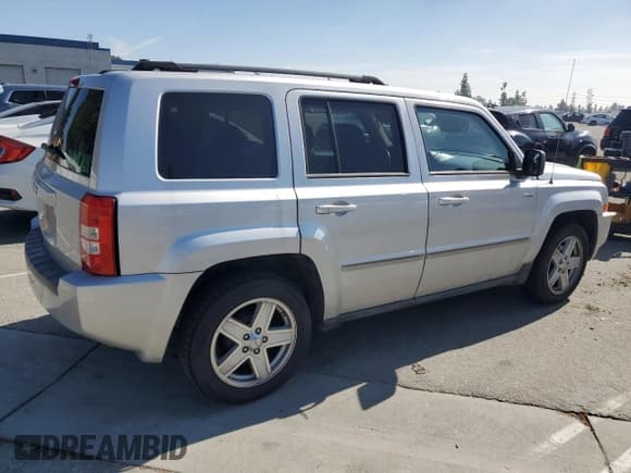✅ 2010 Jeep Patriot Latitude • VIN: 1J4NT1GB7AD677299 • Lot: 91133015. Listed on Copart with 144,641 mi. Free auction sales archive from the USA and detailed vehicle history report at DreamBid. Image 3.