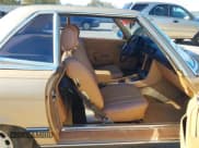 ✅ 1984 Mercedes-Benz 380 SL • VIN: WDBBA45AXEA012235 • Лот: 43484647. Опубликован ранее на IAAI с пробегом 169 485 миль. Бесплатный доступ к архиву аукционных продаж из США и подробный отчёт об истории автомобиля на DreamBid. Изображение 5.