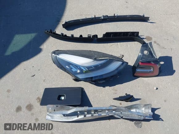 ✅ 2020 Tesla Model Y Long Range • VIN: 5YJYGDEE0LF035234 • Lot: 43601828. Listed on IAAI with 36,007 mi. Free auction sales archive from the USA and detailed vehicle history report at DreamBid. Image 11.