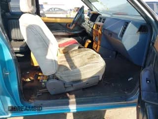 ✅ 1993 Nissan Hardbody • VIN: 1N6HD16S8PC402991 • Lot: 42967144. Wystawiony na IAAI z przebiegiem 215 021 mil. Bezpłatny archiwum sprzedaży aukcyjnych z USA i szczegółowy raport historii pojazdu na DreamBid. Zdjęcie 5.