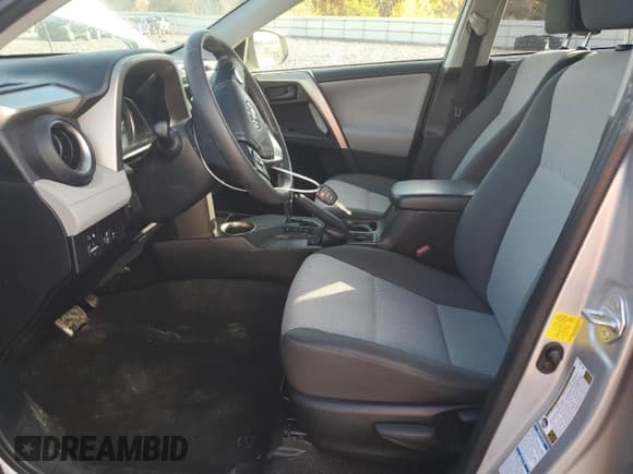 ✅ 2015 Toyota RAV4 LE • VIN: JTMBFREV5FD144385 • Лот: 82596505. Опубликован ранее на Copart с пробегом 113 821 миль. Бесплатный доступ к архиву аукционных продаж из США и подробный отчёт об истории автомобиля на DreamBid. Изображение 7.