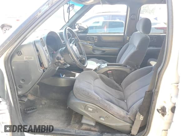 2001 Chevrolet Blazer LS z VIN 1GNCS13W91K262044, wystawiony jako Copart lot #61214774 z przebiegiem Nie podano mil oraz Szkoda całkowita • Salvage title. Historia ofert i sprzedaży dostępna na DreamBid. Obrazek 7.