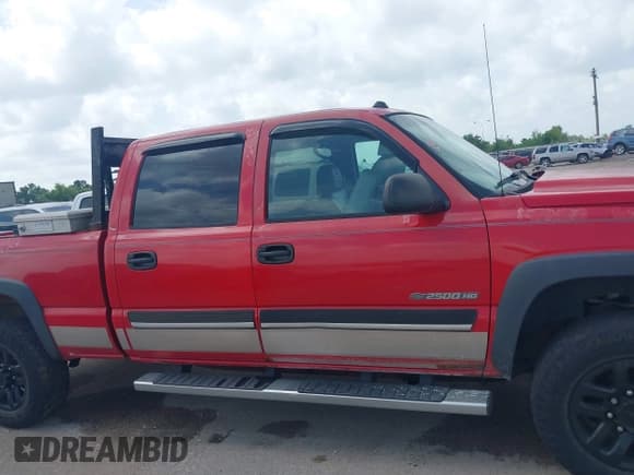 ✅ 2005 Chevrolet Silverado 2500HD LS • VIN: 1GCHK23U15F855835 • Lot: 42692755. Wystawiony na IAAI z przebiegiem 328 871 mil. Bezpłatny archiwum sprzedaży aukcyjnych z USA i szczegółowy raport historii pojazdu na DreamBid. Zdjęcie 13.
