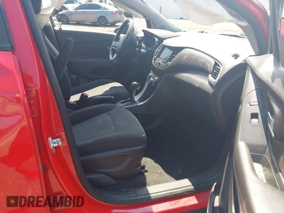 ✅ 2020 Chevrolet Trax LS • VIN: KL7CJKSB6LB345124 • Lot: 42662010. Wystawiony na IAAI z przebiegiem 89 578 mil. Bezpłatny archiwum sprzedaży aukcyjnych z USA i szczegółowy raport historii pojazdu na DreamBid. Zdjęcie 5.