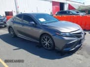 ✅ 2022 Toyota Camry Hybrid SE • VIN: 4T1G31AK4NU589111 • Лот: 42624013. Опубликован ранее на IAAI с пробегом 132 716 миль. Бесплатный доступ к архиву аукционных продаж из США и подробный отчёт об истории автомобиля на DreamBid. Изображение 1.