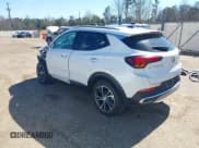 ✅ 2021 Buick Encore GX Essence • VIN: KL4MMGSL9MB163675 • Lot: 41592693. Wystawiony na IAAI z przebiegiem 64 770 mil. Bezpłatny archiwum sprzedaży aukcyjnych z USA i szczegółowy raport historii pojazdu na DreamBid. Zdjęcie 3.