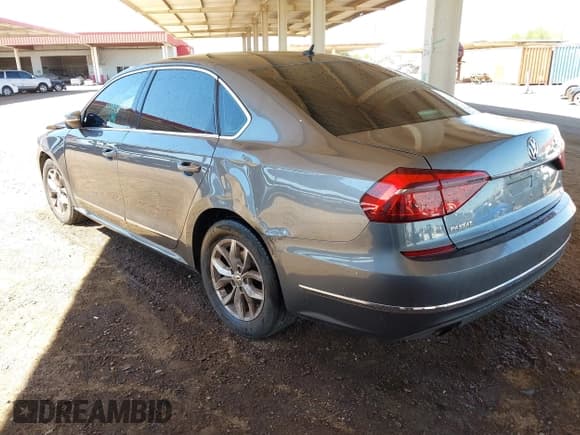 ✅ 2017 Volkswagen Passat S • VIN: 1VWAT7A31HC053536 • Lot: 43284794. Wystawiony na IAAI z przebiegiem 70 457 mil. Bezpłatny archiwum sprzedaży aukcyjnych z USA i szczegółowy raport historii pojazdu na DreamBid. Zdjęcie 3.