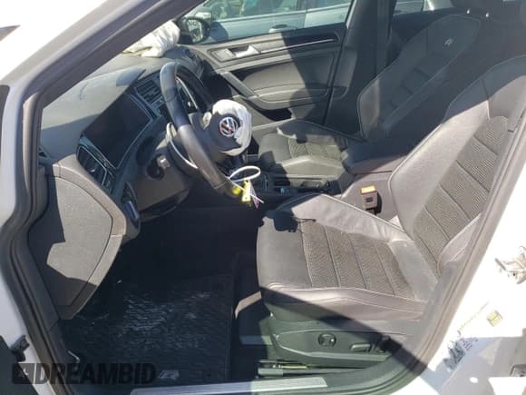 ✅ 2019 Volkswagen Golf R • VIN: WVWWA7AU3KW159967 • Lot: 48267074. Wystawiony na Copart z przebiegiem 52 406 mil. Bezpłatny archiwum sprzedaży aukcyjnych z USA i szczegółowy raport historii pojazdu na DreamBid. Zdjęcie 7.