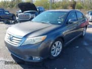 ✅ 2012 Toyota Avalon • VIN: 4T1BK3DB9CU450206 • Lot: 41163518. Wystawiony na IAAI z przebiegiem 230 317 mil. Bezpłatny archiwum sprzedaży aukcyjnych z USA i szczegółowy raport historii pojazdu na DreamBid. Zdjęcie 2.