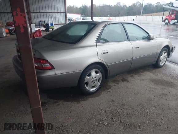 ✅ 2000 Lexus ES 300 • VIN: JT8BF28G1Y5098828 • Lot: 43819978. Listed on IAAI with 136,746 mi. Free auction sales archive from the USA and detailed vehicle history report at DreamBid. Image 4.