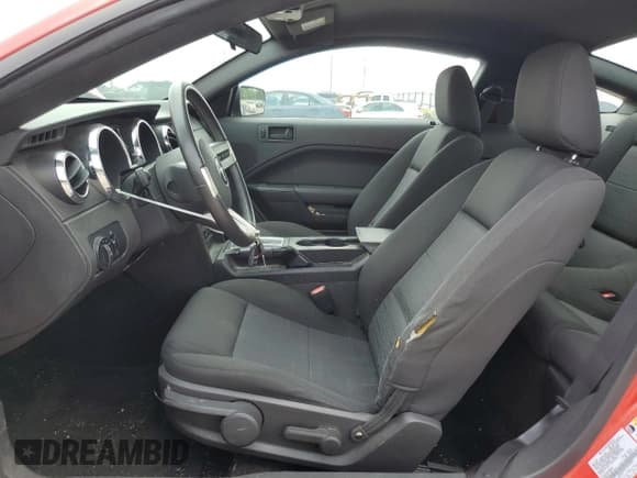 ✅ 2005 Ford Mustang Deluxe • VIN: 1ZVFT80N055233895 • Lot: 55573485. Listed on Copart with 77,846 mi. Free auction sales archive from the USA and detailed vehicle history report at DreamBid. Image 7.