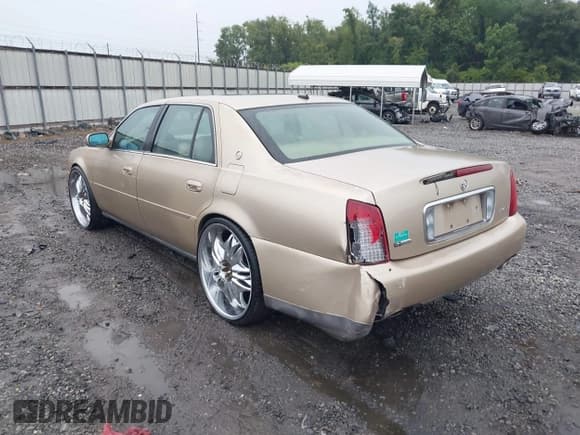 ✅ 2005 Cadillac DeVille • VIN: 1G6KD54Y45U183559 • Lot: 42700343. Listed on IAAI with 197,534 mi. Free auction sales archive from the USA and detailed vehicle history report at DreamBid. Image 6.