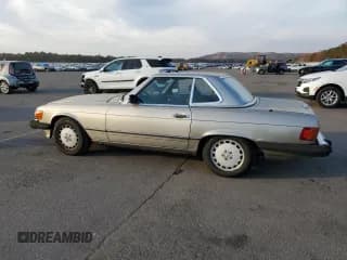 ✅ 1987 Mercedes-Benz 560 SL • VIN: WDBBA48D9HA070265 • Лот: 77411844. Опубликован ранее на Copart с пробегом 120 884 миль. Бесплатный доступ к архиву аукционных продаж из США и подробный отчёт об истории автомобиля на DreamBid. Изображение 2.