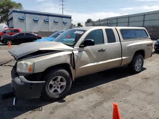 ✅ 2005 Dodge Dakota SLT • VIN: 1D7HW42N15S296438 • Лот: 62324695. Опубликован ранее на Copart с пробегом 80 430 миль. Бесплатный доступ к архиву аукционных продаж из США и подробный отчёт об истории автомобиля на DreamBid. Изображение 1.