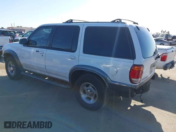 ✅ 2001 Ford Explorer XLT • VIN: 1FMZU63P51UB23659 • Lot: 41829531. Wystawiony na IAAI z przebiegiem 139 138 mil. Bezpłatny archiwum sprzedaży aukcyjnych z USA i szczegółowy raport historii pojazdu na DreamBid. Zdjęcie 3.