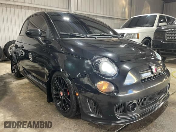 ✅ 2013 FIAT 500 Abarth • VIN: 3C3CFFFH9DT664970 • Лот: 71371395. Опубликован ранее на Copart с пробегом 121 686 миль. Бесплатный доступ к архиву аукционных продаж из США и подробный отчёт об истории автомобиля на DreamBid. Изображение 1.