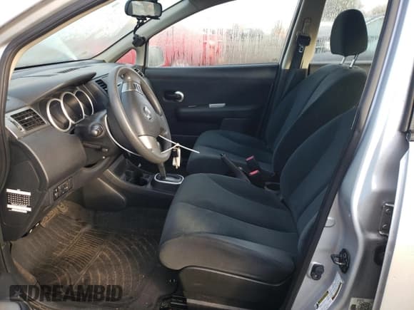 ✅ 2010 Nissan Versa S • VIN: 3N1BC1AP6AL366179 • Lot: 87205485. Wystawiony na Copart z przebiegiem 77 582 mil. Bezpłatny archiwum sprzedaży aukcyjnych z USA i szczegółowy raport historii pojazdu na DreamBid. Zdjęcie 7.