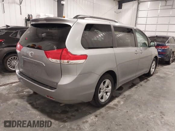 ✅ 2013 Toyota Sienna LE • VIN: 5TDKK3DC8DS388008 • Lot: 43429926. Wystawiony na IAAI z przebiegiem 78 682 mil. Bezpłatny archiwum sprzedaży aukcyjnych z USA i szczegółowy raport historii pojazdu na DreamBid. Zdjęcie 4.