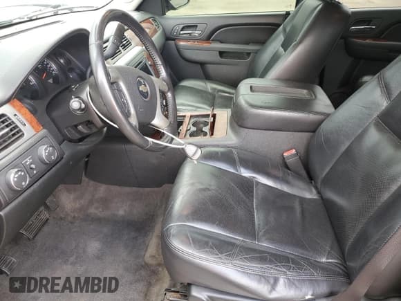 ✅ 2010 Chevrolet Suburban LTZ • VIN: 1GNUKKE34AR182672 • Lot: 90367875. Wystawiony na Copart z przebiegiem 226 745 mil. Bezpłatny archiwum sprzedaży aukcyjnych z USA i szczegółowy raport historii pojazdu na DreamBid. Zdjęcie 7.