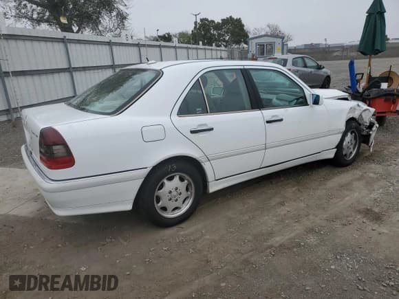 ✅ 2000 Mercedes-Benz C 230 Kompressor • VIN: WDBHA24G1YF946926 • Lot: 70884494. Wystawiony na Copart z przebiegiem 115 791 mil. Bezpłatny archiwum sprzedaży aukcyjnych z USA i szczegółowy raport historii pojazdu na DreamBid. Zdjęcie 3.