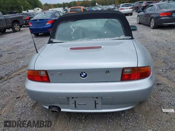 1998 BMW 3 Series Z3 1.9 with VIN 4USCH7332WLD16671, listed as a IAAI auction lot 43366446 with 120,364 mi miles and . Bid and sale history available at DreamBid. Image 16.