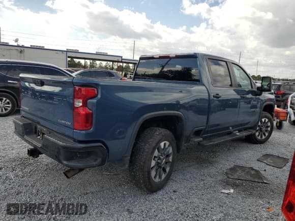 ✅ 2024 Chevrolet Silverado 2500HD Custom • VIN: 1GC4YME7XRF315468 • Лот: 81867015. Опубликован ранее на Copart с пробегом 87 233 миль. Бесплатный доступ к архиву аукционных продаж из США и подробный отчёт об истории автомобиля на DreamBid. Изображение 3.