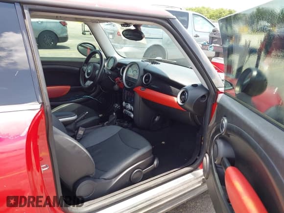 ✅ 2010 MINI Hardtop • VIN: WMWMF3C5XATZ66894 • Lot: 42558546. Wystawiony na IAAI z przebiegiem 116 494 mil. Bezpłatny archiwum sprzedaży aukcyjnych z USA i szczegółowy raport historii pojazdu na DreamBid. Zdjęcie 5.