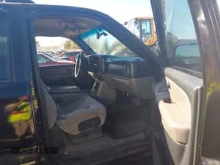 2001 Chevrolet Suburban LT z VIN 3GNEC16T21G213590, wystawiony jako IAAI lot #43454686 z przebiegiem 360 495 mil mil oraz . Historia ofert i sprzedaży dostępna na DreamBid. Obrazek 5.