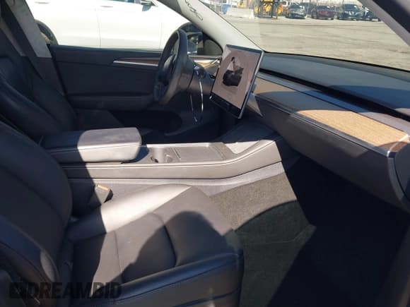 ✅ 2024 Tesla Model Y • VIN: 7SAYGDED2RF198566 • Lot: 43484528. Wystawiony na IAAI z przebiegiem 26 381 mil. Bezpłatny archiwum sprzedaży aukcyjnych z USA i szczegółowy raport historii pojazdu na DreamBid. Zdjęcie 5.