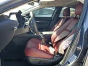 ✅ 2025 Mazda 3 S Carbon Edition • VIN: JM1BPBCM0S1768413 • Lot: 85125955. Wystawiony na Copart z przebiegiem 23 589 mil. Bezpłatny archiwum sprzedaży aukcyjnych z USA i szczegółowy raport historii pojazdu na DreamBid. Zdjęcie 7.