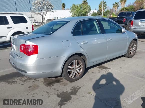 ✅ 2006 Volkswagen Jetta 2.5L • VIN: 3VWRG71K46M711389 • Лот: 41999639. Опубликован ранее на IAAI с пробегом 193 900 миль. Бесплатный доступ к архиву аукционных продаж из США и подробный отчёт об истории автомобиля на DreamBid. Изображение 4.