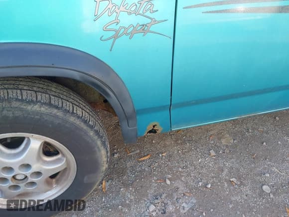 ✅ 1995 Dodge Dakota • VIN: 1B7FL26G9SW943229 • Lot: 43673414. Wystawiony na IAAI z przebiegiem 162 680 mil. Bezpłatny archiwum sprzedaży aukcyjnych z USA i szczegółowy raport historii pojazdu na DreamBid. Zdjęcie 6.