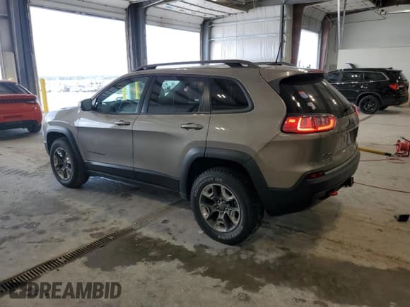 ✅ 2019 Jeep Cherokee Trailhawk Elite • VIN: 1C4PJMBX9KD304565 • Лот: 67898925. Опубликован ранее на Copart с пробегом 28 007 миль. Бесплатный доступ к архиву аукционных продаж из США и подробный отчёт об истории автомобиля на DreamBid. Изображение 2.
