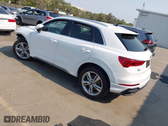 ✅ 2021 Audi Q3 S line Premium • VIN: WA1DECF34M1137958 • Lot: 42898208. Wystawiony na IAAI z przebiegiem 33 584 mil. Bezpłatny archiwum sprzedaży aukcyjnych z USA i szczegółowy raport historii pojazdu na DreamBid. Zdjęcie 3.