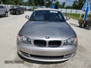 ✅ 2010 BMW 1 Series 128i • VIN: WBAUL7C57AVJ78241 • Lot: 83931105. Wystawiony na Copart z przebiegiem 55 607 mil. Bezpłatny archiwum sprzedaży aukcyjnych z USA i szczegółowy raport historii pojazdu na DreamBid. Zdjęcie 5.