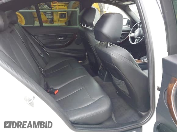 ✅ 2015 BMW 3 Series 328i xDrive • VIN: WBA3B5C5XFF959517 • Lot: 42421435. Wystawiony na IAAI z przebiegiem 122 833 mil. Bezpłatny archiwum sprzedaży aukcyjnych z USA i szczegółowy raport historii pojazdu na DreamBid. Zdjęcie 8.