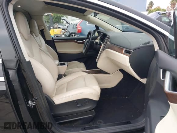 ✅ 2017 Tesla Model X 90D • VIN: 5YJXCBE27HF079059 • Lot: 43562486. Wystawiony na IAAI z przebiegiem 88 065 mil. Bezpłatny archiwum sprzedaży aukcyjnych z USA i szczegółowy raport historii pojazdu na DreamBid. Zdjęcie 5.