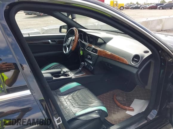 ✅ 2012 Mercedes-Benz C 300 Sport • VIN: WDDGF8BB6CR207668 • Lot: 43286103. Wystawiony na IAAI z przebiegiem 133 234 mil. Bezpłatny archiwum sprzedaży aukcyjnych z USA i szczegółowy raport historii pojazdu na DreamBid. Zdjęcie 5.