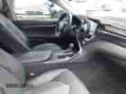 2022 Toyota Camry SE z VIN 4T1T11AK6NU643562, wystawiony jako IAAI lot #42478394 z przebiegiem 27 570 mil mil oraz . Historia ofert i sprzedaży dostępna na DreamBid. Obrazek 5.