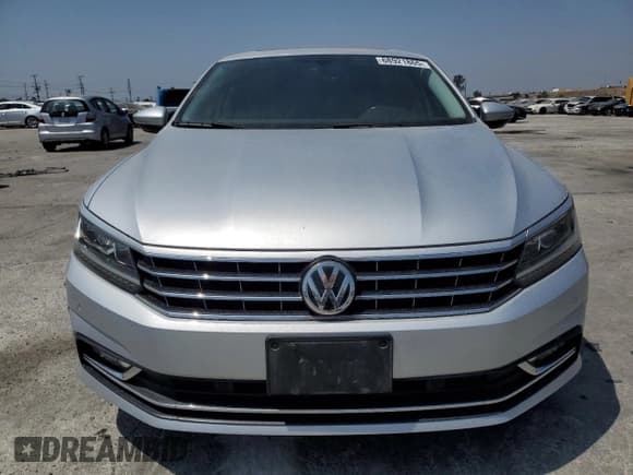 ✅ 2018 Volkswagen Passat SE • VIN: 1VWBA7A38JC046115 • Lot: 68921865. Wystawiony na Copart z przebiegiem 72 209 mil. Bezpłatny archiwum sprzedaży aukcyjnych z USA i szczegółowy raport historii pojazdu na DreamBid. Zdjęcie 5.
