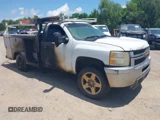 2011 Chevrolet Silverado 2500HD Work Truck z VIN 1GB0KVCG2BZ450820, wystawiony jako IAAI lot #42634393 z przebiegiem Nie podano mil oraz . Historia ofert i sprzedaży dostępna na DreamBid. Obrazek 1.