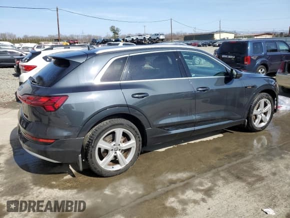 ✅ 2019 Audi e-tron Premium Plus • VIN: WA1LAAGEXKB015138 • Лот: 48853815. Опубликован ранее на Copart с пробегом 35 816 миль. Бесплатный доступ к архиву аукционных продаж из США и подробный отчёт об истории автомобиля на DreamBid. Изображение 3.