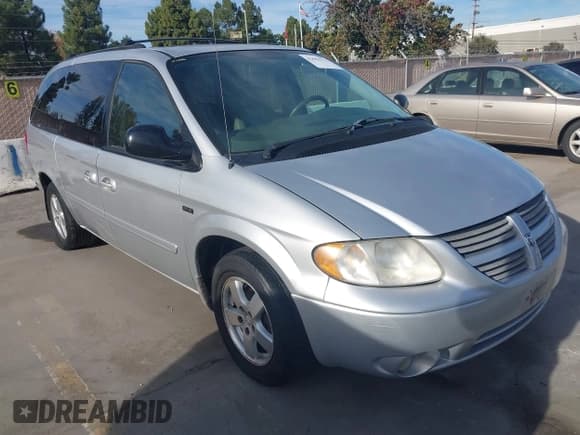 ✅ 2005 Dodge Caravan SXT • VIN: 2D4GP44L05R345986 • Lot: 43653111. Wystawiony na IAAI z przebiegiem 171 419 mil. Bezpłatny archiwum sprzedaży aukcyjnych z USA i szczegółowy raport historii pojazdu na DreamBid. Zdjęcie 1.