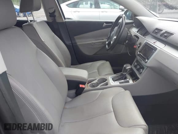 ✅ 2010 Volkswagen Passat Komfort • VIN: WVWXK7AN3AE163547 • Lot: 42085072. Listed on IAAI with 148,350 mi. Free auction sales archive from the USA and detailed vehicle history report at DreamBid. Image 5.