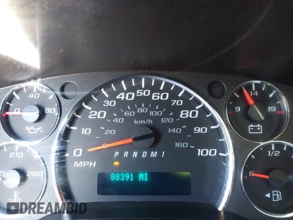 ✅ 2020 Chevrolet Express Cargo • VIN: 1GCWGAFP3L1273819 • Lot: 42299806. Wystawiony na IAAI z przebiegiem 88 391 mil. Bezpłatny archiwum sprzedaży aukcyjnych z USA i szczegółowy raport historii pojazdu na DreamBid. Zdjęcie 7.